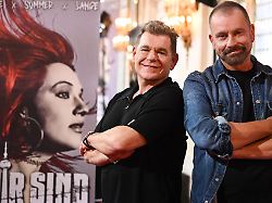 das komponisten duo peter plate links und ulf leo sommer das neue berlin musical wir sind am leben feiert premiere