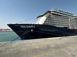 das kreuzfahrtschiff mein schiff 5 liegt im hafen von doha vom deutschen anbieter tui cruises liegt das kreuzfahrtschiff mein schiff 5 aufgrund des iran krieges in doha fest