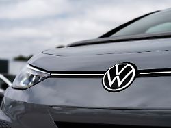 das logo des deutschen automobilherstellers volkswagen ist vor einem vw autohaus auf einem id 3 zu sehen