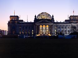 das reichstagsgebaeude sitz des deutschen bundestag am morgen