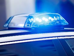 das eingeschaltete blaulicht ist auf dem dach von einem einsatzfahrzeug der polizei am 14 02 2026 in muenchen bayern zu sehen