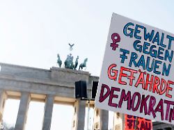 demonstration vom feminist fight club unter dem motto gegen sexualisierte digitale gewalt solidaritaet mit allen opfern auf dem pariser platz vor dem brandenburger tor goal berlin 22 03