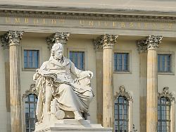 denkmal wilhelm von humboldt hauptgebaeude humboldt universitaet unter den linden mitte berlin deutschland
