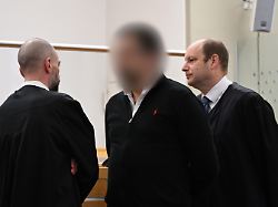 der angeklagte m kommt in den gerichtssaal im landgericht der staatsanwalt aus hannover soll gegen geld eine international agierende kokain bande mit informationen versorgt haben