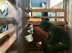 der angeklagte wassim al m sitzt zu prozessbeginn im saal des kriminalgerichts moabit