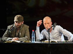 der autor benjamin von stuckrad barre m liest am 14 03 2016 in hamburg aus seinem neuen werk panikherz dabei wird er vom musiker sven regener r und schauspieler christian ulmen unterstuetzt