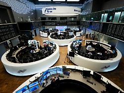 der dax auf der anzeigetafel der frankfurter boerse nach dem angriff auf den iran reagiert die boerse in frankfurt am morgen