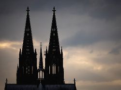 der dom hebt sich ab vor dem grauen abendhimmel in koeln 10 03 2026