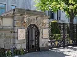 der eingang zur russischen botschaft unter den linden nr 63 die bundesanwaltschaft hat in koeln konstanz und der schweiz drei maenner wegen mutmasslicher agententaetigkeit festnehmen lassen