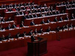 der praesident des obersten volksgerichtshofs zhang jun haelt seine rede waehrend einer plenarsitzung des nationalen volkskongresses nvk in der grossen halle des volkes in peking