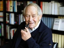 der schriftsteller siegfried lenz raucht am dienstag 15 09 2009 in hamburg waehrend eines interviews seine pfeife die neue lenz novelle landesbuehne wird ab dem 23 september 2009 im buchhandel sein