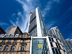 der schriftzug commerzbank und das logo sind am hauptsitz der bank zu sehen unicredit stockt anteil an der commerzbank auf rund 26 auf 26 08 2025