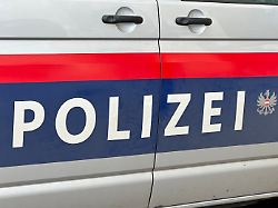 der schriftzug polizei auf einem oesterreichischen polizeiauto
