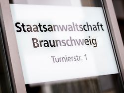 der schriftzug staatsanwaltschaft braunschweig ist im haupteingangsbereich zur staatsanwaltschaft braunschweig zu lesen