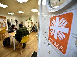 der tagestreff caricare aufenthaltsstaette fuer wohnungslose menschen in der hamburger innenstadt am 16 november 2022 in hamburg auf der eingangstuer klebt das flammenkreuz logo der caritas