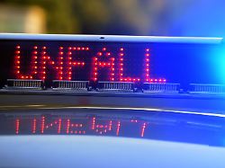 der wagen prallte laut polizei gegen eine strassenlaterne