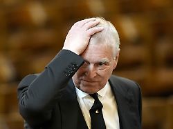 der damalige prinz andrew kommt zur requiem messe fuer katharine herzogin von kent in der westminster cathedral