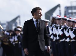 der franzoesische praesident emmanuel macron besichtigt die truppen waehrend seines besuchs auf dem atom u boot stuetzpunkt ile longue in crozon