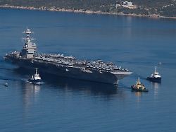 der groesste flugzeugtraeger der us marine der uss gerald r ford verlaesst den marinestuetzpunkt souda in der naehe von chania auf der insel kreta