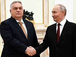 der russische praesident wladimir putin r und der ungarische ministerpraesident viktor orban schuetteln sich waehrend ihres treffens im senatspalast des kremls in moskau die haende