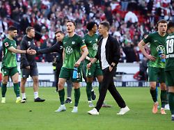 deutschland stuttgart 01 03 2026 fussball bundesliga saison 2025 2026 vfb stuttgart vfl wolfsburg 4 0 v l yannick gerhardt vfl wolfsburg daniel bauer trainer vfl wolfsburg