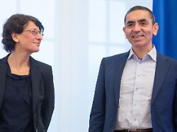 die biontech gruender ugur sahin r und oezlem tuereci bei der verleihung des verdienstordens des landes rheinland pfalz in der staatskanzlei in mainz