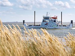 die faehre meine faehre 1 der auf der ostfriesischen insel norderney ansaessigen reederei meine faehre ist am 10 08 2025 hinter den duenen der ostfriesischen insel norderney niedersachsen zu sehen