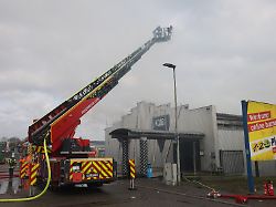 die feuerwehr loescht einen brand in einem club hunderte feiernde retteten sich ins freie