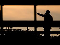 die mittel aus den sondervermoegen des bundes kommen nur langsam in wirtschaft an die stimmung bleibt gedaempft