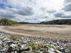 die moehnestausee hat im september 2025 einen sehr niedrigen wasserstand daher ist der ausgleichsweiher unterhalb der staumauer trocken gefallen