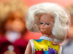 die puppe steffi ist als exemplar mit blonden haaren und buntem overall im deutschen spielzeugmuseum zu sehen die puppe gilt als ddr pendant zur barbie und wurde ab 1966 produziert