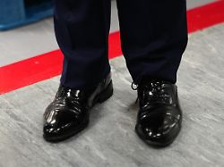 die schuhe von us praesident donald trump sind zu sehen als er das unternehmen thermo fisher scientific besucht