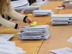 die stimmauszaehlung im briefwahlzentrum in den messehallen in frankfurt startet fuer die kommunalwahlen in hessen