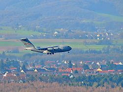 die us amerikanische luftwaffenbasis ramstein seit dem amerikanisch israelischen angrif auf den iran herrscht hier wieder reger flugbetrieb 1