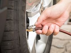 die werte fuer den richtigen reifendruck gibt der autohersteller in der bedienungsanleitung vor