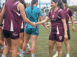die iranische fussballspielerin atefeh ramezanisadeh r wird beim training der brisbane roar in brisbane australien begruesst