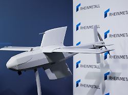 die neue drohne fv 014 lauernde munition eine mischung aus drohne und marschflugkoerper der rheinmetall ag steht bei der bilanzpressekonferenz in der konzernzentrale