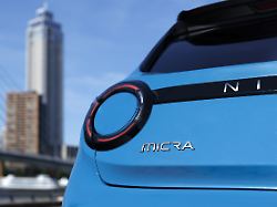 die runden led rueckleuchten werden durch eine kraeftige spange mit dem markennamen verbunden