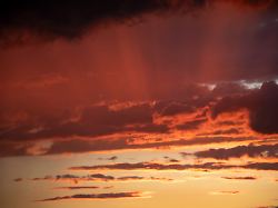 die untergehende sonne hat den wolkenhimmel rot verfaerbt
