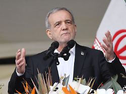 dieses archivfoto zeigt den iranischen praesidenten massud peseschkian bei einer rede in teheran iran am 11 februar 2026