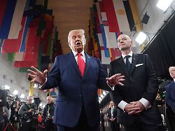 donald trump l und gianni infantino praesentieren sich auf dem roten teppich 2