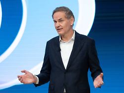 dr oliver blume vorstandsvorsitzender der volkswagen ag ceo jahrespressekonferenz der volkswagen ag aktiengesellschaft in wolfsburg am 10 03 2026 dr