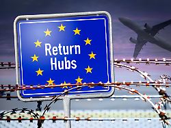 eu schild mit aufschrift return hubs und stacheldraht symbolfoto rueckfuehrungszentren fotomontage
