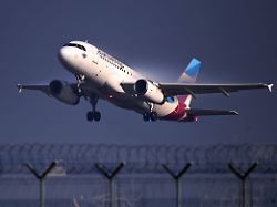 eurowings airbus a319 am start hebt ab passagier jets am flughafen franz josef strauss in muenchen munich