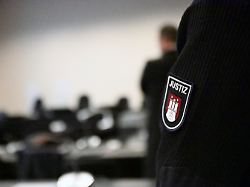 ein beamter steht zu prozessbeginn gegen einen 42 jaehrigen dem mord vorgeworfen wird in einem saal im hamburger landgericht