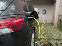 ein e auto wird an einer wallbox aufgeladen wuppertal deutschland