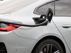 ein elektrofahrzeug wird an der raststaette raststaette siegerland ost geladen das ladekabel steckt im stecker am auto elektromobilitaet elektromobilitaet am 11 03 2026 in siegen deutschland