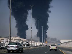 ein feuer und rauchschwaden steigen auf nachdem truemmer einer abgefangenen iranischen drohne nach angaben der behoerden in fudschaira vereinigte arabische emirate eine oeleinrichtung getroffen haben