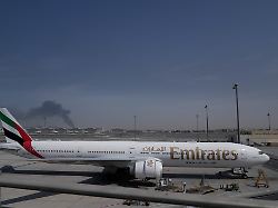 ein flugzeug der fluggesellschaft emirates steht auf dem vorfeld des internationalen flughafens von dubai