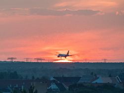ein flugzeug im landeanflug ueber dem flughafen tegel aufgenommen am 21 08 2019 in berlin
